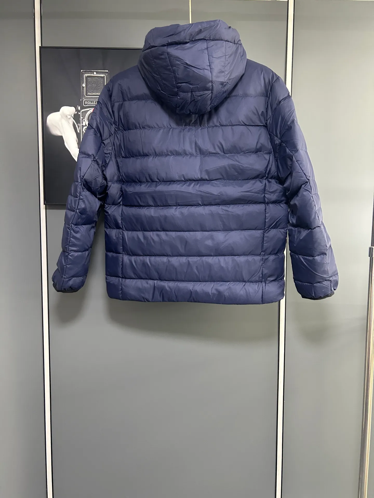 P660 CANADA GOOSE Canada Goose Crofton solid color hooded zipper outdoor warm rib down jacket 90 down filling 750 fill power Tajima embroidery white duck down short lightweight hooded down jacket jacket small zipper pocket on the chest side for storing things The Thorium AR hooded model is versatile, durable and warm. It can be used as a mid-layer in winter and winter, or worn alone. It can also be easily worn with hard-shell clothing in cold environments.     The fabric has been improved with AratoTM30 nylon fabric with fine texture, which is super warm and very wear-resistant. It is also treated with DWR, which can effectively prevent water and moisture.     DownCompositeMapping zone filling technology can reasonably allocate down insulation and synthetic insulation areas. The simple design of StormHoodM is made of synthetic insulation materials. Zippered hand pockets, inner zipper pockets. Combination of technology and technology. Lightweight and warm. Three-dimensional tailoring. Hooded design. Complete three-label accessories. What you see is what you get. Same style for men and women. Color: Navy Blue Size: M-3XL
